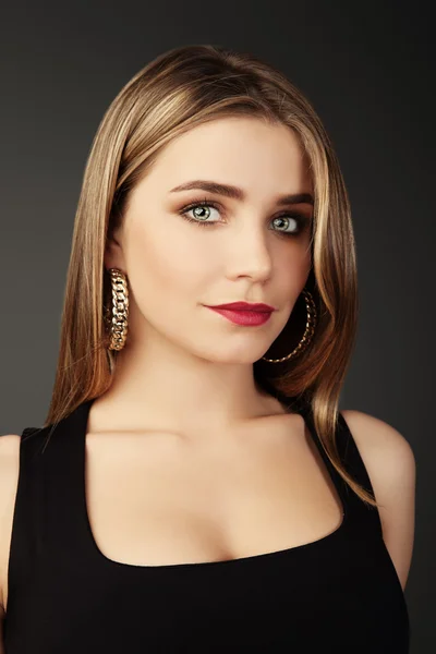 Young beautiful woman portrait with long hair in studio shot. — Stock Photo, Image