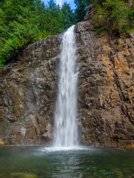 富兰克林瀑布 Franklin Falls 是位于Snoqualmie河南岸的瀑布 是South Fork Snoqualmie河三个主要瀑布中的第一个 瀑布位于美国华盛顿州金郡的Snoqualmie Pass附近 位于美国北部 — 图库照片