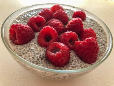 Chia pudingi, haftalık yemek hazırlamak için mükemmel sağlıklı bir kahvaltıdır. Kremalı, tatmin edici ve protein, lif ve omega-3 dolu. Vegan, glütensiz, paleo ve keto.