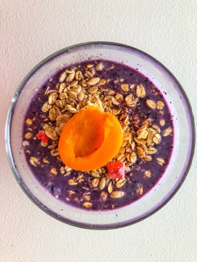 Mısır gevreğiyle karıştırılmış meyve püresi lezzetli, kolay ve muhtemelen mutfaktaki malzemelerle yapılıyor..