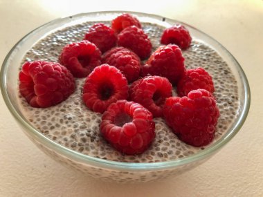 Chia pudingi, haftalık yemek hazırlamak için mükemmel sağlıklı bir kahvaltıdır. Kremalı, tatmin edici ve protein, lif ve omega-3 dolu. Vegan, glütensiz, paleo ve keto.