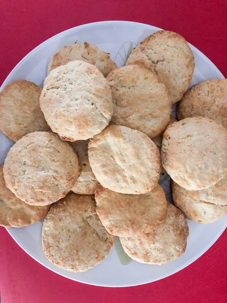 ビスケット Biscuit 小麦粉ベースの焼き菓子である 北米以外ではビスケットは一般的に硬く 平らで リーブルではありません 北米では通常 柔らかくて発酵の早いパンです — ストック写真