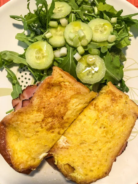 Croque Monsieur Gorąca Kanapka Szynką Serem Danie Pochodzi Francuskich Kawiarni — Zdjęcie stockowe