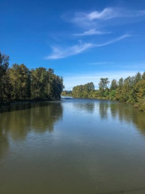 Tolt-MacDonald Park ve Kamp alanı, Snoqualmie ve Tolt nehirlerinin birleştiği Snoqualmie Vadisi 'nde yer almaktadır. Bu yüksek kaliteli somon alışkanlığı olduğu için, sonbaharda ziyaretçiler Çin somonlarının yumurtlamasını gözlemleyebilirler.