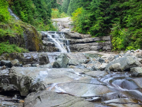 Denny Creek的小径非常受欢迎 理由很充分 一个天然的滑道 两个巨大的瀑布 许多古老的生长中的森林和开阔的视野 美丽的高山湖泊 — 图库照片