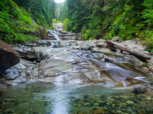 Denny Creek Sporet Ekstremt Populært Med God Grunn Naturlig Vannskred – stockfoto