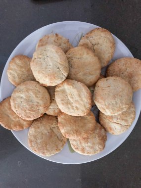 Bisküvi un bazlı pişirilmiş gıda ürünüdür. Kuzey Amerika dışında bisküvi tipik olarak sert, düz ve mayasız; Kuzey Amerika 'da tipik olarak yumuşak, mayalı ve hızlı bir ekmektir..