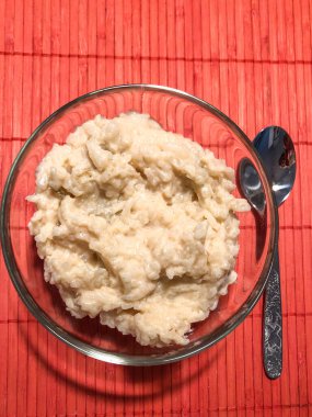 Pirinç pudingi, su, süt ve tarçın ve kuru üzüm gibi diğer malzemelerle karıştırılmış pirinçten yapılan bir yemektir. Süt, tarçın, şeker, yumurta sarısı, vanilya, portakal kabuğu, kuru üzüm (şeri, rom veya tekilaya batırılmış) ile arroz con leche (Meksika);