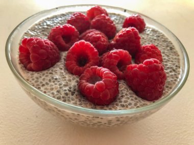 Chia pudingi, haftalık yemek hazırlamak için mükemmel sağlıklı bir kahvaltıdır. Kremalı, tatmin edici ve protein, lif ve omega-3 dolu. Vegan, glütensiz, paleo ve keto.