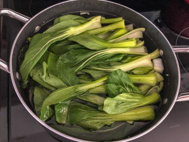 Bok choy bir Çin lahanası türüdür. Çinlilerin türleri kafa oluşturmaz ve onun yerine daha hafif alt soğanlı yeşil yaprak bıçakları hardal yeşilliklerini andıran bir küme oluştururlar..