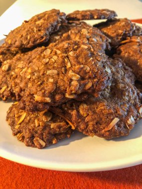 Anzak bisküvisi, Avustralya ve Yeni Zelanda 'da yaygın olarak kullanılan, rulo yulaf, un, şeker, tereyağı (veya margarin), altın şurup, kabartma tozu, kaynar su ve (isteğe bağlı olarak) kurutulmuş hindistan cevizi suyu kullanılarak yapılan tatlı bir bisküvidir..
