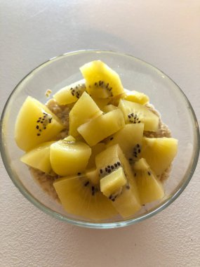 Kiwifruit (Avustralya ve Yeni Zelanda dışında kivi olarak kısaltılır) veya Çin bektaşi üzümü, Actinidia cinsindeki birçok ağaç üzümünün yenilebilir meyvesidir..