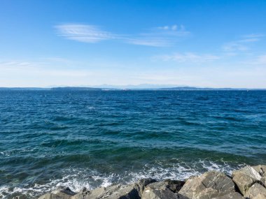 Lincoln Park, Batı Seattle 'da Fauntleroy Yolu S.W. ve Puget Sound 'da. Seattle 'ın en büyük parklarından biri, plaj boyunca uzanan asfalt yol, tenis kortları, beyzbol sahaları, piknik sığınakları ve bir de