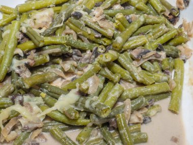 Yeşil fasulye güveci yeşil fasulye, mantar çorbası kreması ve kızarmış soğandan oluşan bir güveçtir. Amerika 'da popüler bir Şükran Günü mezesidir..