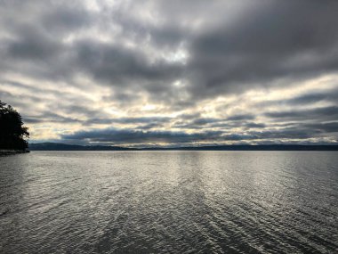 Cama Beach State Park, Washington, Island County 'deki Camano Adası' nın güneybatı kıyısında Saratoga Geçidi 'ne bakan bir dinlenme alanıdır. Eyalet parkı yenilenmiş, modernize edilmiş 1930 'lu yılların otomobil mahkemesi ve balıkçılık merkezi.