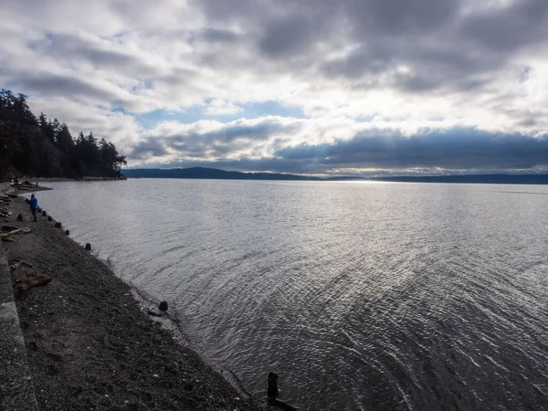 卡玛海滩国家公园 Cama Beach State Park 是一个位于华盛顿州卡马诺岛西南海岸的公共娱乐区 面向萨拉托加海峡 这个州立公园保留了一个翻新的 现代化的20世纪30年代汽车法庭和钓鱼胜地 — 图库照片