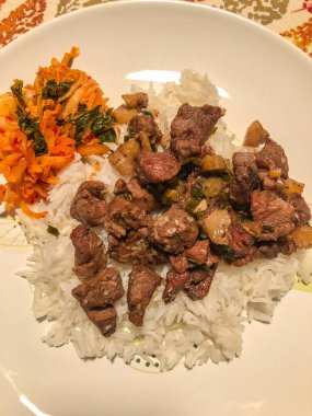 Bulgogi, ince, marine edilmiş et dilimlerinden ya da ızgarada ızgarada ya da fırın üstü ızgarasında pişirilmiş bir gui türüdür. Ayrıca ev yemeklerinde de tavada kızartılır. Sığır filetosu, kaburga ya da göğüs eti yemek için sıklıkla kullanılan sığır eti kesimleridir. Yemek.