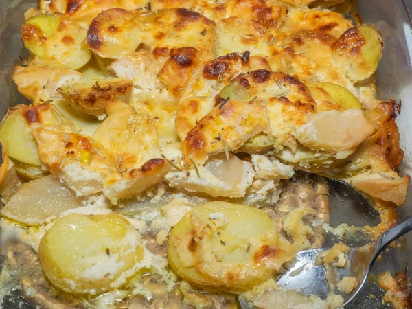 Verbazingwekkende Gesneden Aardappelen Worden Gebakken Met Boter Parmezaanse Kaas Peterselie — Stockfoto