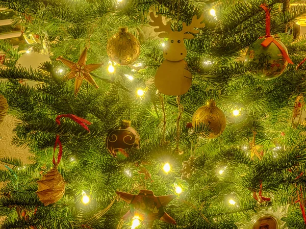 圣诞装饰品是用来装饰圣诞树的装饰品 通常由玻璃 木材或陶瓷制成 — 图库照片