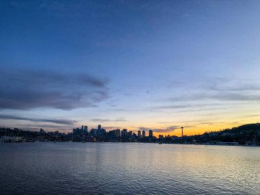 Benzin istasyonundan Seattle 'ın manzarası.