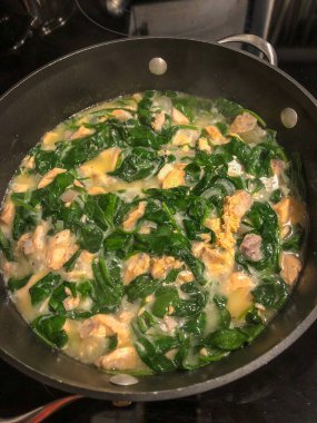 Ispanaklı kremalı somon makarnası evde bir randevu gecesi için mükemmel bir tarif ya da hafta içi kolay bir akşam yemeği için..