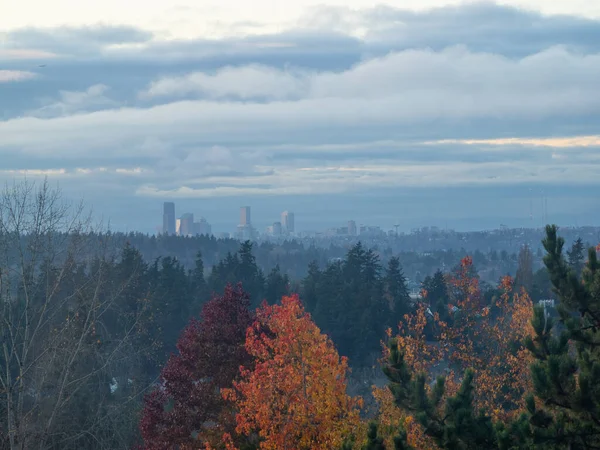 Seattle Ηλιοβασίλεμα Στον Ορίζοντα Την Συννεφιασμένη Ημέρα — Φωτογραφία Αρχείου