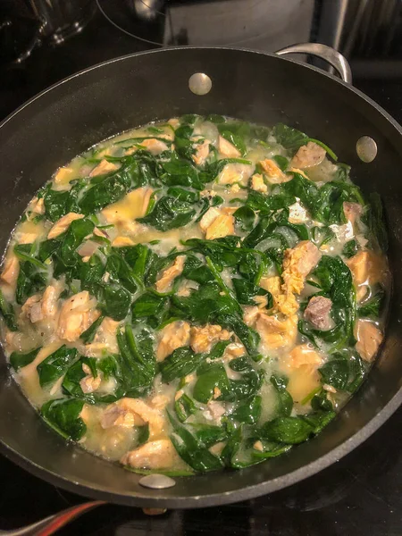 Ispanaklı kremalı somon makarnası evde bir randevu gecesi için mükemmel bir tarif ya da hafta içi kolay bir akşam yemeği için..