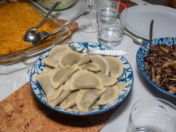 Pierogi São Servidos Uma Variedade Formas Gostos Variando Doce Salgado — Fotografia de Stock