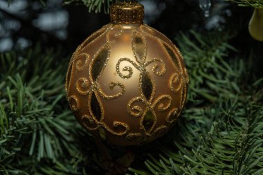 Noel süsleri genellikle bir Noel ağacını süslemek için kullanılan cam, metal, ahşap veya seramik süslemelerdir..