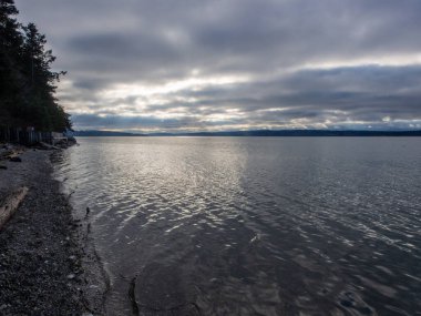 Cama Beach State Park, Washington, Island County 'deki Camano Adası' nın güneybatı kıyısında Saratoga Geçidi 'ne bakan bir dinlenme alanıdır. Eyalet parkı yenilenmiş, modernize edilmiş 1930 'lu yılların otomobil mahkemesi ve balıkçılık merkezi.
