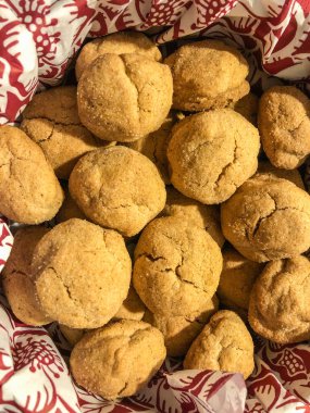 Zencefilli kurabiyeler yumuşak ve gevrek kenarlı olur. Kolay bir Noel kurabiyesi tarifi. Herhangi bir bayram kurabiyesi için mükemmel ama yılın her zamanı için harika..