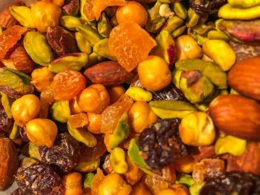 Trail mix genellikle granola, kurutulmuş meyve, fındık ve bazen de çikolata karışımının bir karışımıdır..