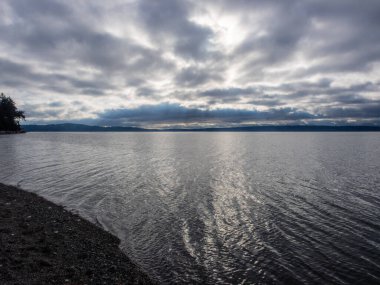 Cama Beach State Park, Washington, Island County 'deki Camano Adası' nın güneybatı kıyısında Saratoga Geçidi 'ne bakan bir dinlenme alanıdır. Eyalet parkı yenilenmiş, modernize edilmiş 1930 'lu yılların otomobil mahkemesi ve balıkçılık merkezi.