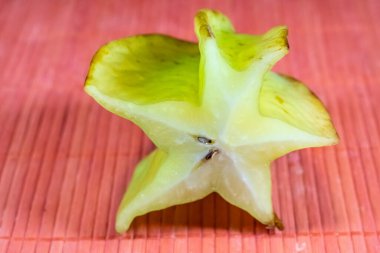 Yıldız meyvesi olarak da bilinen Carambola, Güneydoğu Asya 'ya özgü bir ağaç türü olan Averrhoa Carambola' nın meyvesidir..