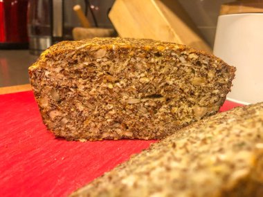 Glüten toleransı olmayanlar için ekmek yaparken sertifikalı glütensiz yulaf kullandığınızdan emin olun. Psyllium tohumu kabukları geleneksel unlarda bulunan glüten yerine ekmek için bir bağlayıcı sağlar..