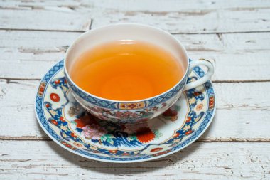 Çayı çay süzgecinden doğrudan temiz çay fincanlarına dökün, Çin fincanları kullanılabilecek en iyi bardaklardan biridir, gerçi neden hiç kanıtlanmadı; çay sadece daha lezzetli..