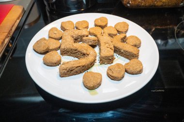 Kolay ev yapımı köpek maması sadece üç malzeme yoğurt, muz ve fıstık ezmesi ile yapılır..