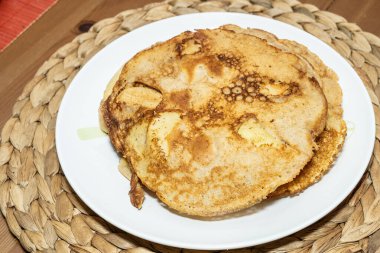 Apfelpannkuchen, ya da Alman Elmalı Krepleri, hafif ve yumurtalı bir kahvaltıdır, tatlı, karamelli elmalarla dolu..