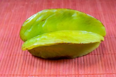 Yıldız meyvesi olarak da bilinen Carambola, Güneydoğu Asya 'ya özgü bir ağaç türü olan Averrhoa Carambola' nın meyvesidir..