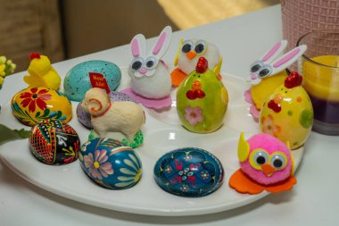 Bir evin içinde paskalya süsleri..