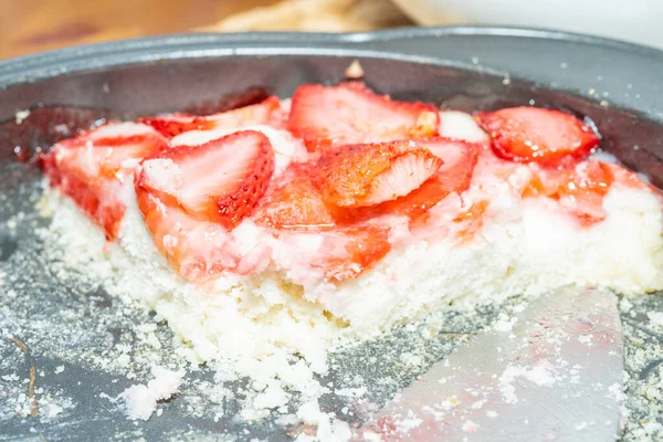 Perfect Strawberry Season Gluten Free Strawberry Cake Makes Most Even — Stock Photo, Image