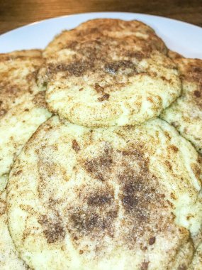 Snickerdoodle tereyağı, yağ, şeker ve undan yapılan ve tarçın şekerinde yuvarlanan bir kurabiye türüdür. Yumurtalar bazen hamuru bırakmak için krema ve kabartma tozu ile birlikte bir malzeme olarak da kullanılabilir. Snickerdoodles ise daha iyi.