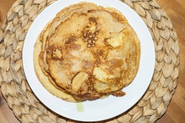 Apfelpannkuchen, ya da Alman Elmalı Krepleri, hafif ve yumurtalı bir kahvaltıdır, tatlı, karamelli elmalarla dolu..