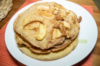 Apfelpannkuchen, ya da Alman Elmalı Krepleri, hafif ve yumurtalı bir kahvaltıdır, tatlı, karamelli elmalarla dolu..