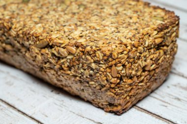 Glüten toleransı olmayanlar için ekmek yaparken sertifikalı glütensiz yulaf kullandığınızdan emin olun. Psyllium tohumu kabukları geleneksel unlarda bulunan glüten yerine ekmek için bir bağlayıcı sağlar..