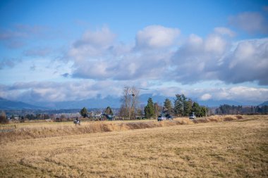 Samish Birimi, Skagit ilçesinin kuzeybatısındaki Padilla Körfezi 'ne komşu tarım arazileri ve sulak alanlardan oluşmaktadır. Bu yiyecek kaynaklarını geliştirmek için arpa, mısır ve bakla ekilen popüler bir su kuşu avı ve vahşi yaşam izleme sahası.