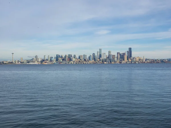 シアトルのウォーターフロントは Alki Beach ParkからPuget Soundを渡って見ました — ストック写真