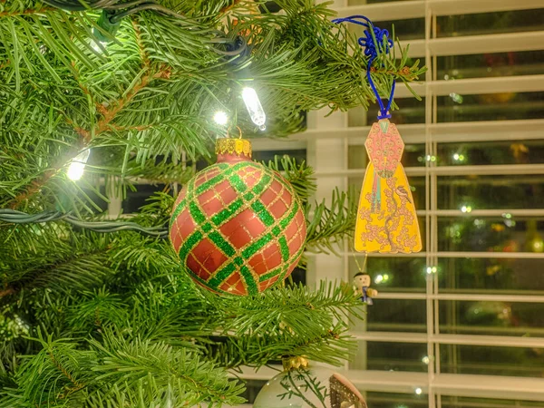 圣诞装饰品是用来装饰圣诞树的装饰品 通常由玻璃 木材或陶瓷制成 — 图库照片