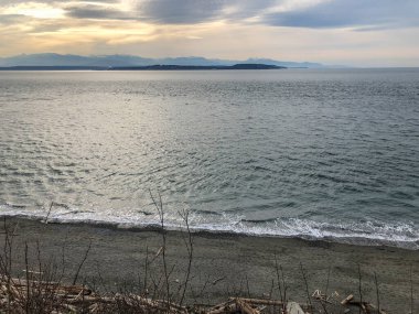 Fort Casey State Park, Whidbey Adası 'nda, Island County, Washington eyaletinde yer almaktadır. = = Coğrafya = = Ebey 's Landing National Resorical Reserve sınırları içinde bir Washington eyalet parkı ve tarihi bir bölgedir..