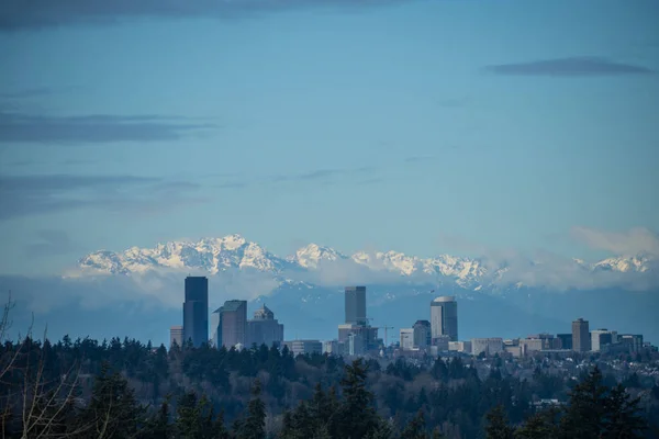 西雅图冬季阳光普照的天际线 — 图库照片